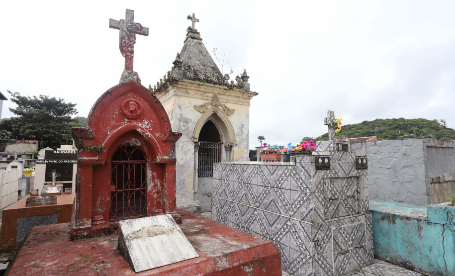 Cemitério atrás da Igreja do Bom Jesus do Saivá, em Antonina, litoral do Paraná.Antonina, 18-01-20.Foto: Arnaldo Alves / AEN.