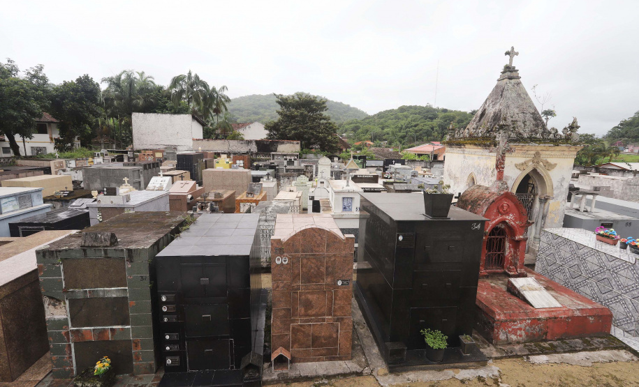 Cemitério atrás da Igreja do Bom Jesus do Saivá, em Antonina, litoral do Paraná.Antonina, 18-01-20.Foto: Arnaldo Alves / AEN.