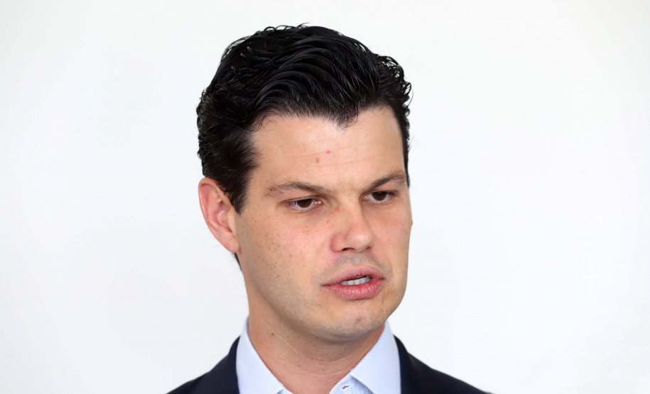 O governador Carlos Massa Ratinho Junior, recebeu em seu gabinete, Efrain Pereira da Cruz, diretor da ANEEL; Daniel Slaviero, presidente da Copel; entre outros. N/F: Daniel Slaviero, presidente da Copel.
Curitiba, 20-02-20.
Foto: Arnaldo Alves / AEN.