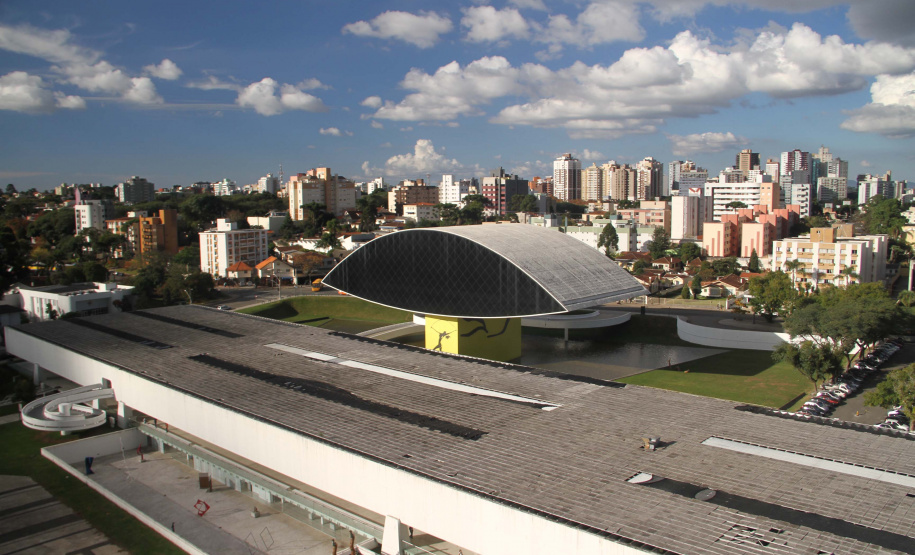 A previsão do tempo do Carnaval 2020 é a mesma para os que vão se fantasiar de zombies em Curitiba ou de passistas atrás dos trios elétricos no Litoral: temperaturas amenas e distantes da sensação de calor registrada nos últimos dias.Foto: José Fernando Ogura/AEN