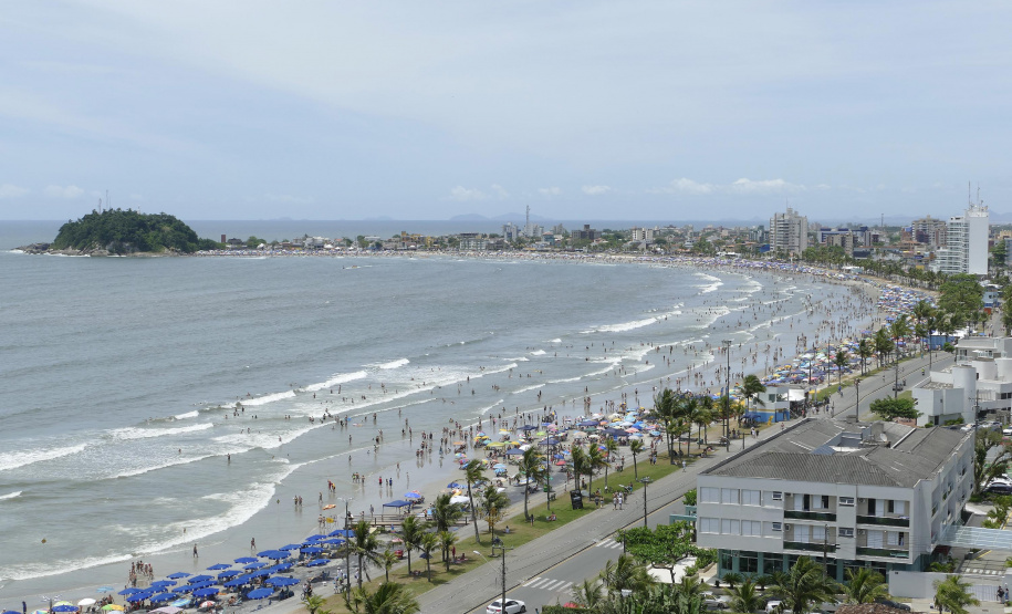 A previsão do tempo do Carnaval 2020 é a mesma para os que vão se fantasiar de zombies em Curitiba ou de passistas atrás dos trios elétricos no Litoral: temperaturas amenas e distantes da sensação de calor registrada nos últimos dias.Foto: Arnaldo Alves/AEN