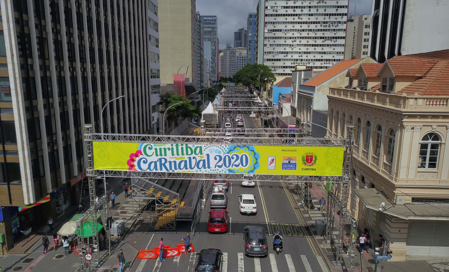 A previsão do tempo do Carnaval 2020 é a mesma para os que vão se fantasiar de zombies em Curitiba ou de passistas atrás dos trios elétricos no Litoral: temperaturas amenas e distantes da sensação de calor registrada nos últimos dias. Foto: José Fernando Ogura/AEM