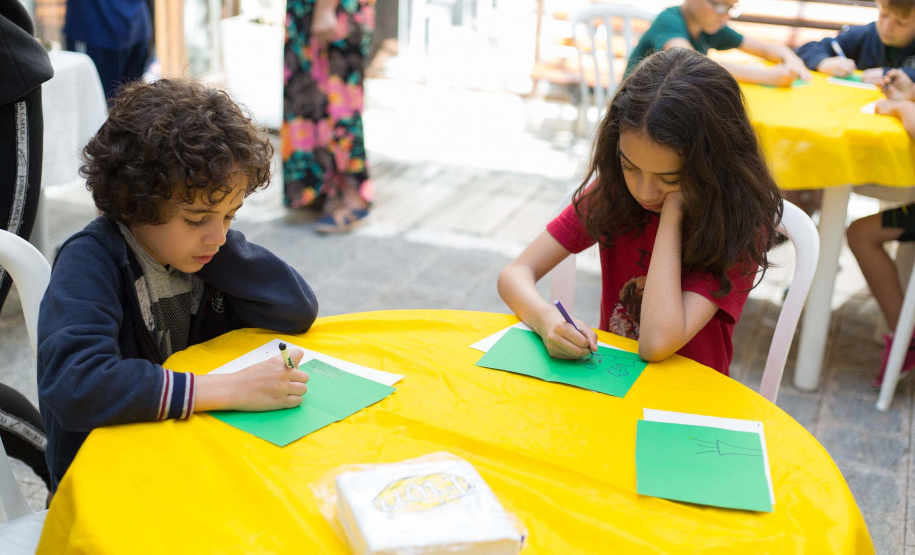O Centro Juvenil de Artes (CJA) da Secretaria de Estado da Comunicação Social e da Cultura (SECC), instituição dedicada à formação artística de crianças e jovens no Paraná, está com inscrições abertas para o 1º semestre de 2020. São oito opções de cursos: Artes Visuais, Desenho, Fotografia, Modelagem, Mosaico, Pintura, Teatro e Videoarte, destinados a crianças e adolescentes de 8 a 17 anos. As aulas iniciam no dia 2 de março e vão até 26 de junho de 2020.