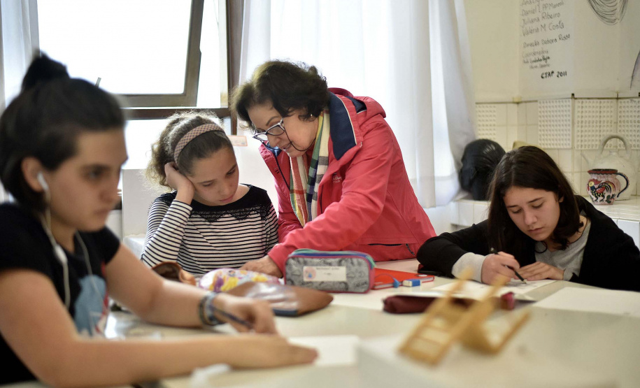 O Centro Juvenil de Artes (CJA) da Secretaria de Estado da Comunicação Social e da Cultura (SECC), instituição dedicada à formação artística de crianças e jovens no Paraná, está com inscrições abertas para o 1º semestre de 2020. São oito opções de cursos: Artes Visuais, Desenho, Fotografia, Modelagem, Mosaico, Pintura, Teatro e Videoarte, destinados a crianças e adolescentes de 8 a 17 anos. As aulas iniciam no dia 2 de março e vão até 26 de junho de 2020. Foto: Kraw Penas/SECC