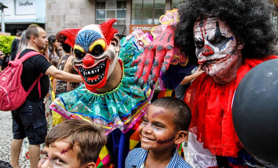 Curitiba conta com diversas opções para os foliões, desde o desfile das escolas de samba até a Zombie Walk, a marcha de zumbis que se tornou sinônimo do Carnaval curitibano e que está em sua 11a edição.