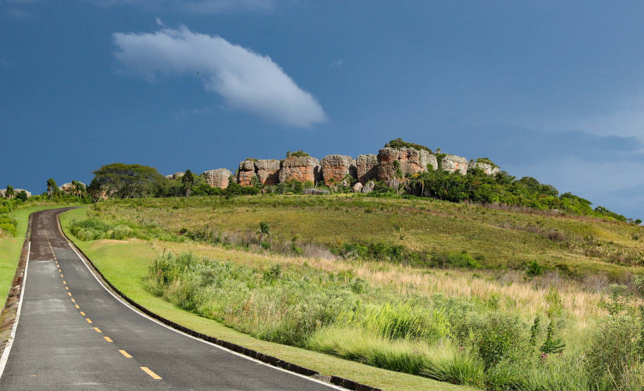 O Parque Estadual de Vila Velha, em Ponta Grossa, estará com horário
especial durante o feriado de Carnaval. A partir desta sexta-feira (21) até a
próxima terça-feira (25) os turistas poderão visitar o parque todos os dias, das
8h30min às 15h30min, pagando valor único de R$ 28 por pessoa. Nas terças-
feiras o local que permanece fechado para manutenção, também estará aberto
para os visitantes.