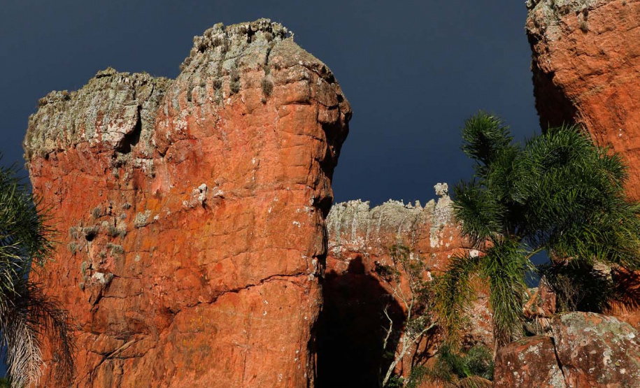 O Parque Estadual de Vila Velha, em Ponta Grossa, estará com horário
especial durante o feriado de Carnaval. A partir desta sexta-feira (21) até a
próxima terça-feira (25) os turistas poderão visitar o parque todos os dias, das
8h30min às 15h30min, pagando valor único de R$ 28 por pessoa. Nas terças-
feiras o local que permanece fechado para manutenção, também estará aberto
para os visitantes.