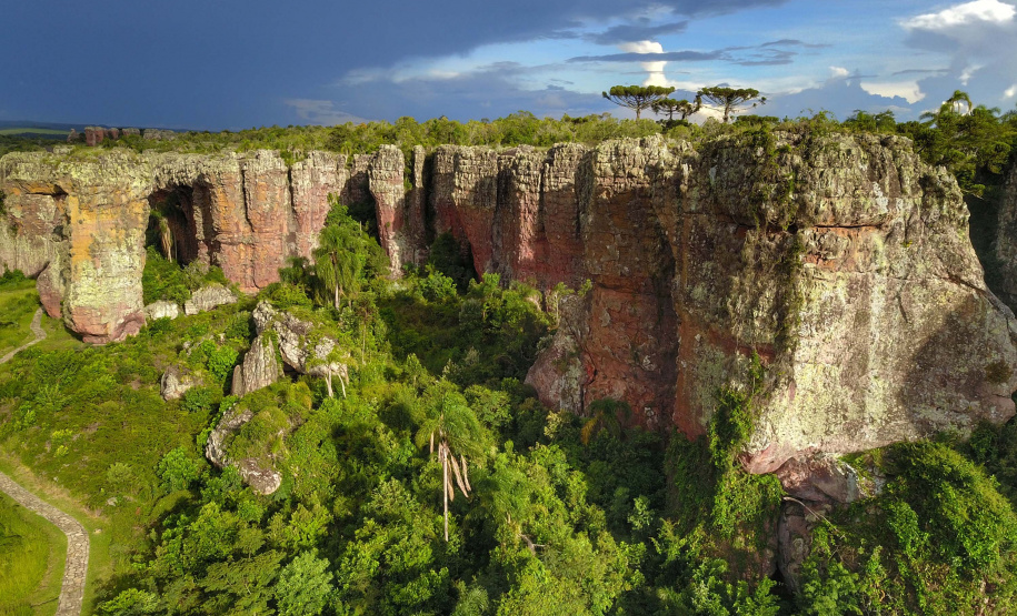 O Parque Estadual de Vila Velha, em Ponta Grossa, estará com horário
especial durante o feriado de Carnaval. A partir desta sexta-feira (21) até a
próxima terça-feira (25) os turistas poderão visitar o parque todos os dias, das
8h30min às 15h30min, pagando valor único de R$ 28 por pessoa. Nas terças-
feiras o local que permanece fechado para manutenção, também estará aberto
para os visitantes. Foto: José Fernando Ogura/AEN