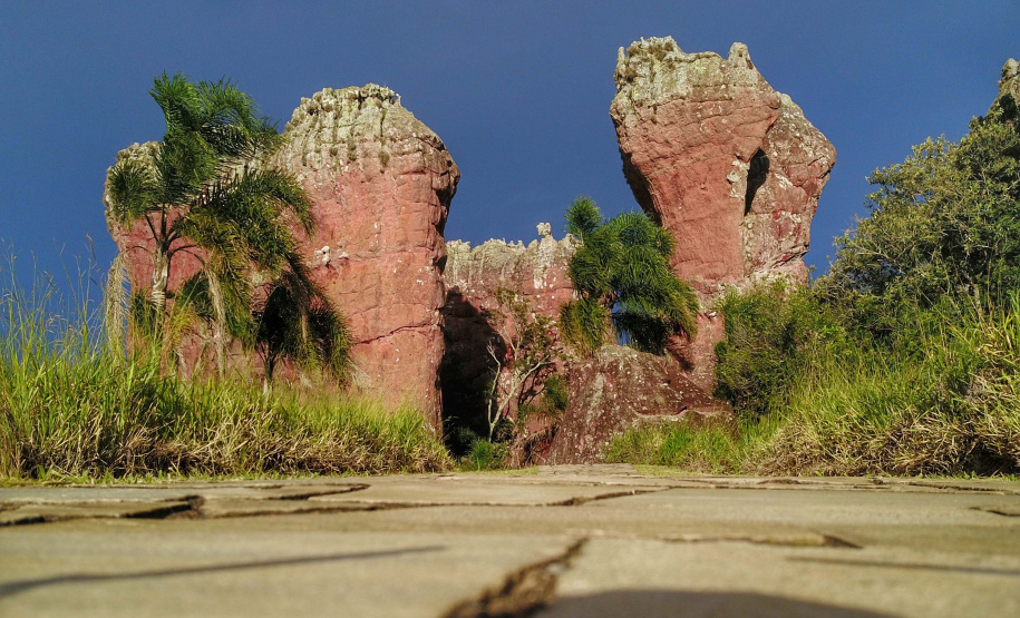 O Parque Estadual de Vila Velha, em Ponta Grossa, estará com horário
especial durante o feriado de Carnaval. A partir desta sexta-feira (21) até a
próxima terça-feira (25) os turistas poderão visitar o parque todos os dias, das
8h30min às 15h30min, pagando valor único de R$ 28 por pessoa. Nas terças-
feiras o local que permanece fechado para manutenção, também estará aberto
para os visitantes. Foto: José Fernando Ogura/AEN