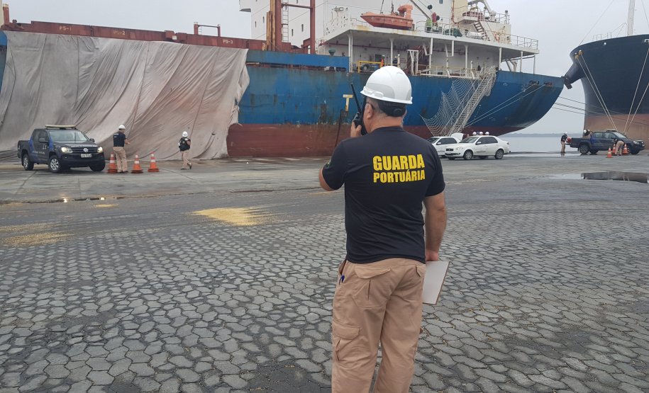 Um exercício simulado reuniu nesta sexta-feira (21) agentes de saúde, trabalhadores e autoridade portuária no combate ao coronavírus no Porto de Paranaguá. A simulação da chegada de um tripulante de navio com sintomas do novo Covid-19 reuniu Portos do Paraná, Agência Nacional de Vigilância Sanitária (Anvisa), Primeira Regional de Saúde, Samu, Hospital Regional do Litoral e o Órgão Gestor de Mão de Obra do Trabalhador Portuário (OGMO). Foto: Portos do Paraná