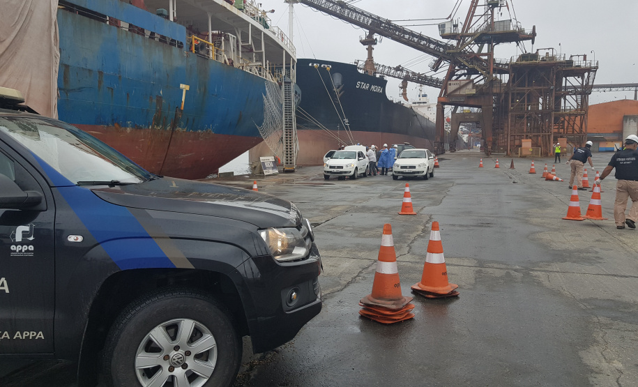 Um exercício simulado reuniu nesta sexta-feira (21) agentes de saúde, trabalhadores e autoridade portuária no combate ao coronavírus no Porto de Paranaguá. A simulação da chegada de um tripulante de navio com sintomas do novo Covid-19 reuniu Portos do Paraná, Agência Nacional de Vigilância Sanitária (Anvisa), Primeira Regional de Saúde, Samu, Hospital Regional do Litoral e o Órgão Gestor de Mão de Obra do Trabalhador Portuário (OGMO). Foto: Portos do Paraná