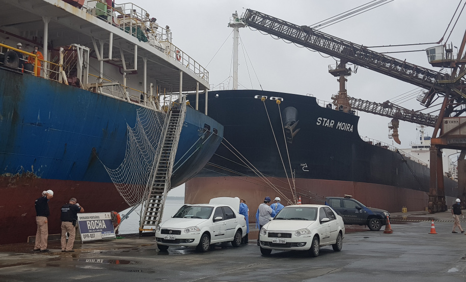 Um exercício simulado reuniu nesta sexta-feira (21) agentes de saúde, trabalhadores e autoridade portuária no combate ao coronavírus no Porto de Paranaguá. A simulação da chegada de um tripulante de navio com sintomas do novo Covid-19 reuniu Portos do Paraná, Agência Nacional de Vigilância Sanitária (Anvisa), Primeira Regional de Saúde, Samu, Hospital Regional do Litoral e o Órgão Gestor de Mão de Obra do Trabalhador Portuário (OGMO). Foto: Portos do Paraná