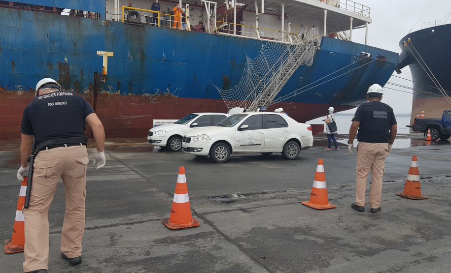 Um exercício simulado reuniu nesta sexta-feira (21) agentes de saúde, trabalhadores e autoridade portuária no combate ao coronavírus no Porto de Paranaguá. A simulação da chegada de um tripulante de navio com sintomas do novo Covid-19 reuniu Portos do Paraná, Agência Nacional de Vigilância Sanitária (Anvisa), Primeira Regional de Saúde, Samu, Hospital Regional do Litoral e o Órgão Gestor de Mão de Obra do Trabalhador Portuário (OGMO). Foto: Portos do Paraná