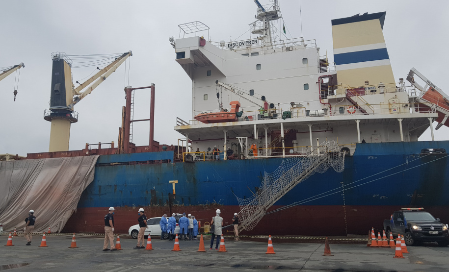 Um exercício simulado reuniu nesta sexta-feira (21) agentes de saúde, trabalhadores e autoridade portuária no combate ao coronavírus no Porto de Paranaguá. A simulação da chegada de um tripulante de navio com sintomas do novo Covid-19 reuniu Portos do Paraná, Agência Nacional de Vigilância Sanitária (Anvisa), Primeira Regional de Saúde, Samu, Hospital Regional do Litoral e o Órgão Gestor de Mão de Obra do Trabalhador Portuário (OGMO). Foto: Portos do Paraná