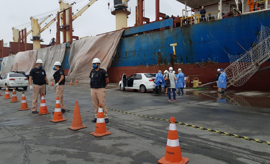 Um exercício simulado reuniu nesta sexta-feira (21) agentes de saúde, trabalhadores e autoridade portuária no combate ao coronavírus no Porto de Paranaguá. A simulação da chegada de um tripulante de navio com sintomas do novo Covid-19 reuniu Portos do Paraná, Agência Nacional de Vigilância Sanitária (Anvisa), Primeira Regional de Saúde, Samu, Hospital Regional do Litoral e o Órgão Gestor de Mão de Obra do Trabalhador Portuário (OGMO). Foto: Portos do Paraná