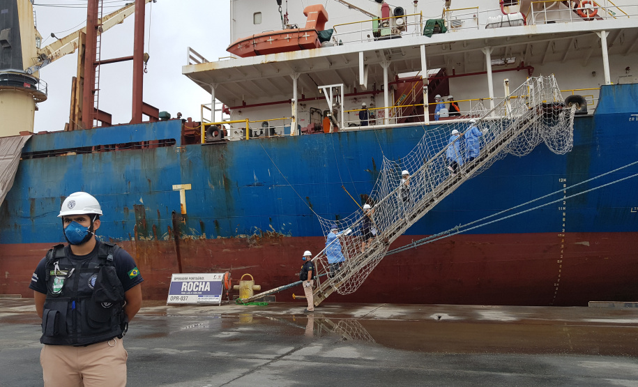 Um exercício simulado reuniu nesta sexta-feira (21) agentes de saúde, trabalhadores e autoridade portuária no combate ao coronavírus no Porto de Paranaguá. A simulação da chegada de um tripulante de navio com sintomas do novo Covid-19 reuniu Portos do Paraná, Agência Nacional de Vigilância Sanitária (Anvisa), Primeira Regional de Saúde, Samu, Hospital Regional do Litoral e o Órgão Gestor de Mão de Obra do Trabalhador Portuário (OGMO). Foto: Portos do Paraná
