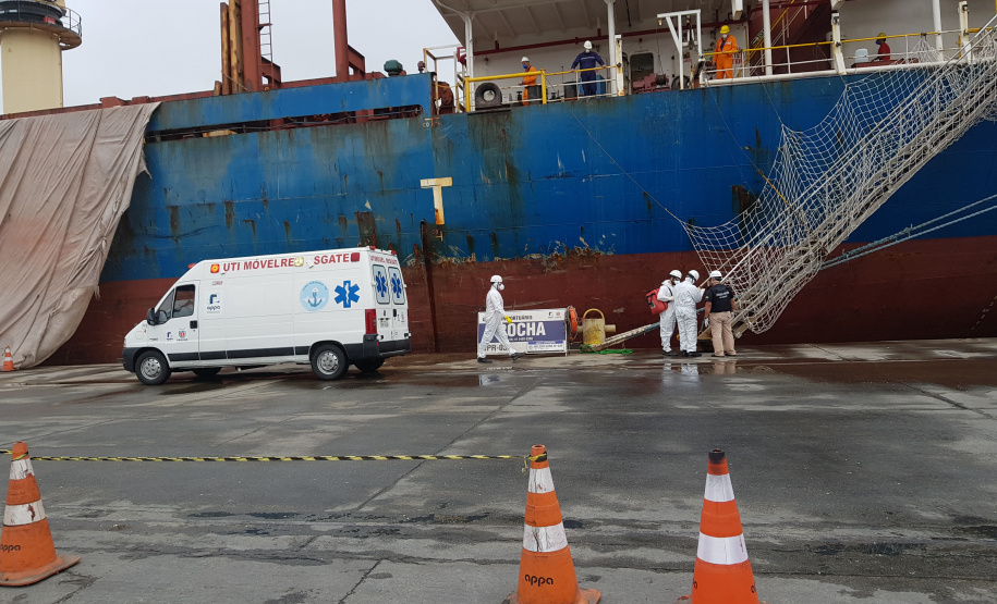 Um exercício simulado reuniu nesta sexta-feira (21) agentes de saúde, trabalhadores e autoridade portuária no combate ao coronavírus no Porto de Paranaguá. A simulação da chegada de um tripulante de navio com sintomas do novo Covid-19 reuniu Portos do Paraná, Agência Nacional de Vigilância Sanitária (Anvisa), Primeira Regional de Saúde, Samu, Hospital Regional do Litoral e o Órgão Gestor de Mão de Obra do Trabalhador Portuário (OGMO). Foto: Portos do Paraná