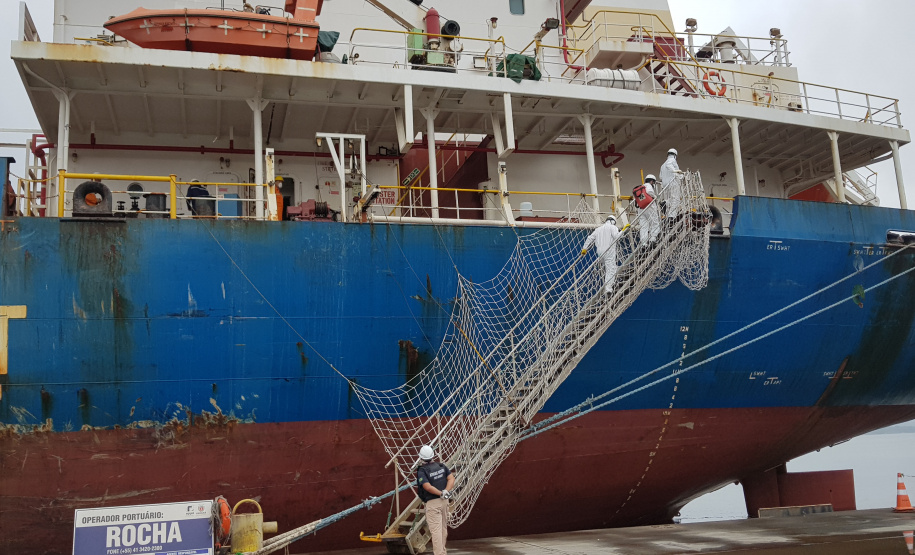 Um exercício simulado reuniu nesta sexta-feira (21) agentes de saúde, trabalhadores e autoridade portuária no combate ao coronavírus no Porto de Paranaguá. A simulação da chegada de um tripulante de navio com sintomas do novo Covid-19 reuniu Portos do Paraná, Agência Nacional de Vigilância Sanitária (Anvisa), Primeira Regional de Saúde, Samu, Hospital Regional do Litoral e o Órgão Gestor de Mão de Obra do Trabalhador Portuário (OGMO). Foto: Portos do Paraná