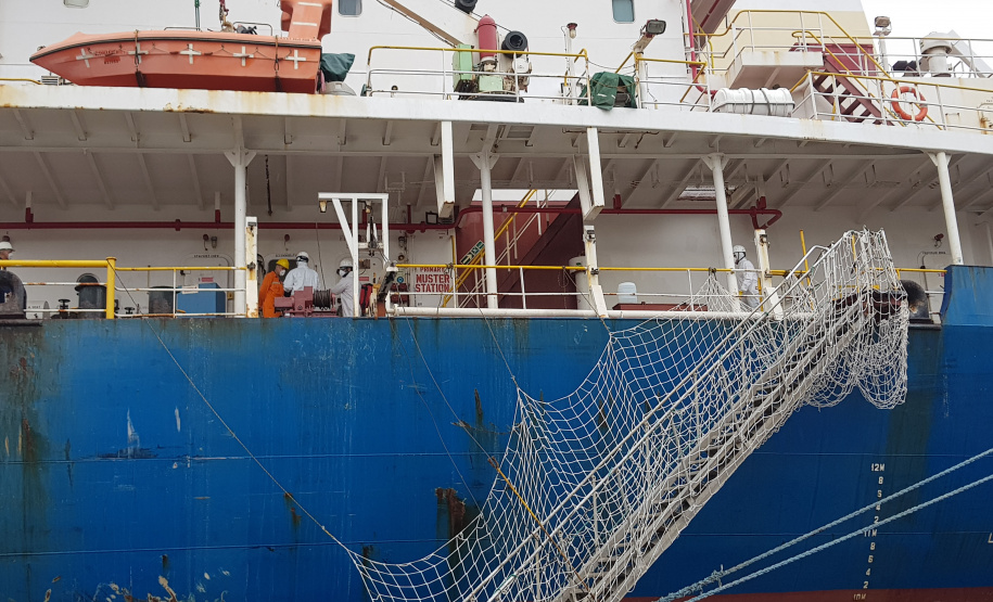 Um exercício simulado reuniu nesta sexta-feira (21) agentes de saúde, trabalhadores e autoridade portuária no combate ao coronavírus no Porto de Paranaguá. A simulação da chegada de um tripulante de navio com sintomas do novo Covid-19 reuniu Portos do Paraná, Agência Nacional de Vigilância Sanitária (Anvisa), Primeira Regional de Saúde, Samu, Hospital Regional do Litoral e o Órgão Gestor de Mão de Obra do Trabalhador Portuário (OGMO). Foto: Portos do Paraná