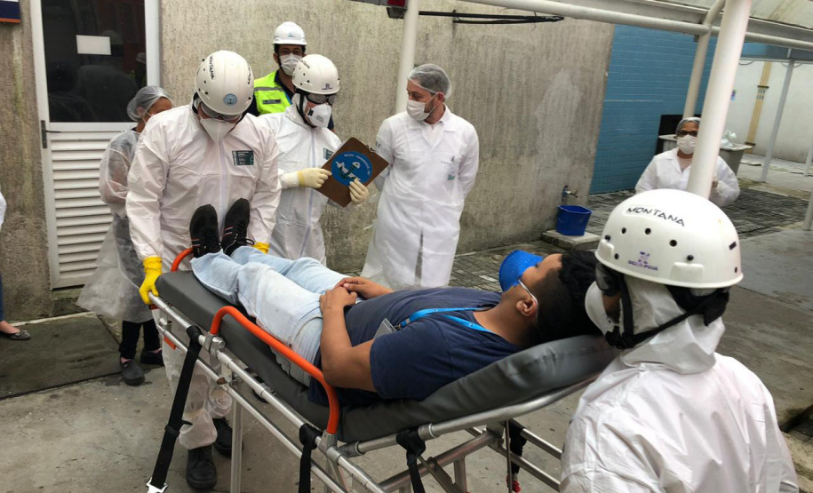 Um exercício simulado reuniu nesta sexta-feira (21) agentes de saúde, trabalhadores e autoridade portuária no combate ao coronavírus no Porto de Paranaguá. A simulação da chegada de um tripulante de navio com sintomas do novo Covid-19 reuniu Portos do Paraná, Agência Nacional de Vigilância Sanitária (Anvisa), Primeira Regional de Saúde, Samu, Hospital Regional do Litoral e o Órgão Gestor de Mão de Obra do Trabalhador Portuário (OGMO). Foto: Portos do Paraná