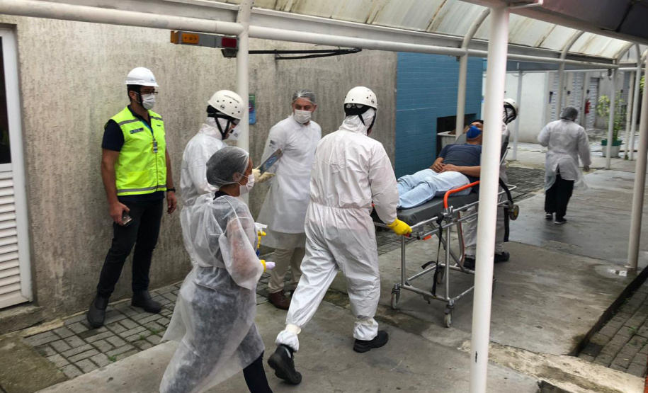 Um exercício simulado reuniu nesta sexta-feira (21) agentes de saúde, trabalhadores e autoridade portuária no combate ao coronavírus no Porto de Paranaguá. A simulação da chegada de um tripulante de navio com sintomas do novo Covid-19 reuniu Portos do Paraná, Agência Nacional de Vigilância Sanitária (Anvisa), Primeira Regional de Saúde, Samu, Hospital Regional do Litoral e o Órgão Gestor de Mão de Obra do Trabalhador Portuário (OGMO). Foto: Portos do Paraná