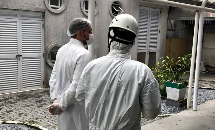 Um exercício simulado reuniu nesta sexta-feira (21) agentes de saúde, trabalhadores e autoridade portuária no combate ao coronavírus no Porto de Paranaguá. A simulação da chegada de um tripulante de navio com sintomas do novo Covid-19 reuniu Portos do Paraná, Agência Nacional de Vigilância Sanitária (Anvisa), Primeira Regional de Saúde, Samu, Hospital Regional do Litoral e o Órgão Gestor de Mão de Obra do Trabalhador Portuário (OGMO). Foto: Portos do Paraná