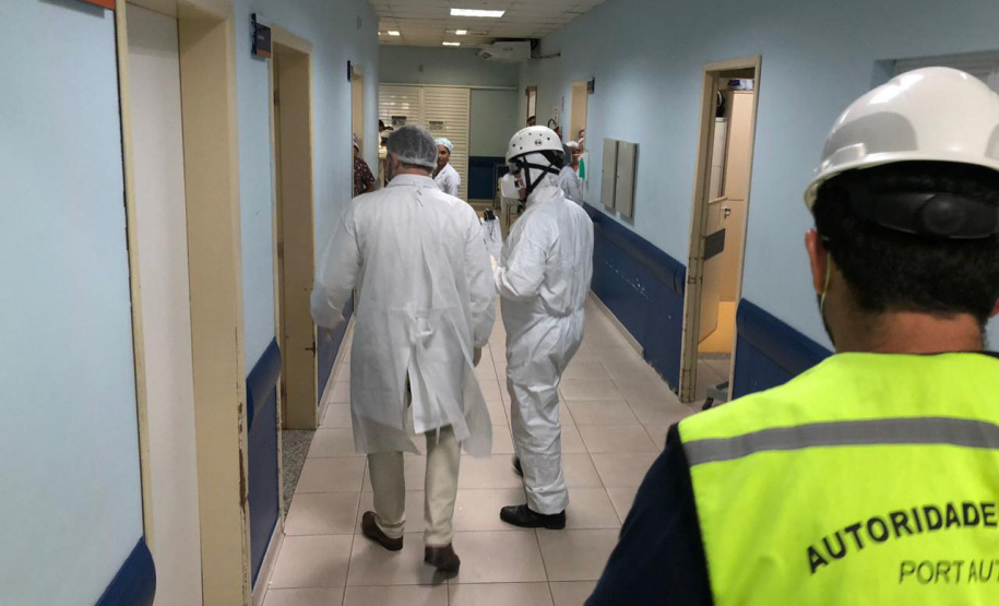 Um exercício simulado reuniu nesta sexta-feira (21) agentes de saúde, trabalhadores e autoridade portuária no combate ao coronavírus no Porto de Paranaguá. A simulação da chegada de um tripulante de navio com sintomas do novo Covid-19 reuniu Portos do Paraná, Agência Nacional de Vigilância Sanitária (Anvisa), Primeira Regional de Saúde, Samu, Hospital Regional do Litoral e o Órgão Gestor de Mão de Obra do Trabalhador Portuário (OGMO). Foto: Portos do Paraná