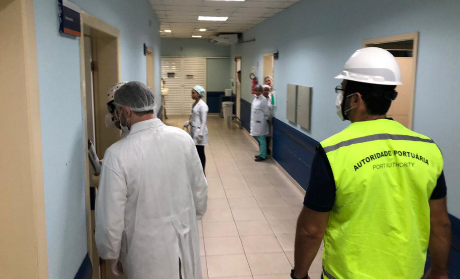 Um exercício simulado reuniu nesta sexta-feira (21) agentes de saúde, trabalhadores e autoridade portuária no combate ao coronavírus no Porto de Paranaguá. A simulação da chegada de um tripulante de navio com sintomas do novo Covid-19 reuniu Portos do Paraná, Agência Nacional de Vigilância Sanitária (Anvisa), Primeira Regional de Saúde, Samu, Hospital Regional do Litoral e o Órgão Gestor de Mão de Obra do Trabalhador Portuário (OGMO). Foto: Portos do Paraná