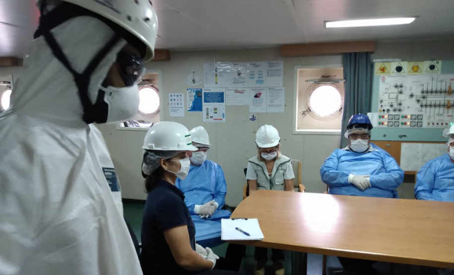 Um exercício simulado reuniu nesta sexta-feira (21) agentes de saúde, trabalhadores e autoridade portuária no combate ao coronavírus no Porto de Paranaguá. A simulação da chegada de um tripulante de navio com sintomas do novo Covid-19 reuniu Portos do Paraná, Agência Nacional de Vigilância Sanitária (Anvisa), Primeira Regional de Saúde, Samu, Hospital Regional do Litoral e o Órgão Gestor de Mão de Obra do Trabalhador Portuário (OGMO). Foto: Portos do Paraná