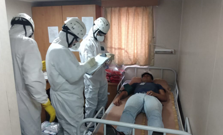 Um exercício simulado reuniu nesta sexta-feira (21) agentes de saúde, trabalhadores e autoridade portuária no combate ao coronavírus no Porto de Paranaguá. A simulação da chegada de um tripulante de navio com sintomas do novo Covid-19 reuniu Portos do Paraná, Agência Nacional de Vigilância Sanitária (Anvisa), Primeira Regional de Saúde, Samu, Hospital Regional do Litoral e o Órgão Gestor de Mão de Obra do Trabalhador Portuário (OGMO). Foto: Portos do Paraná