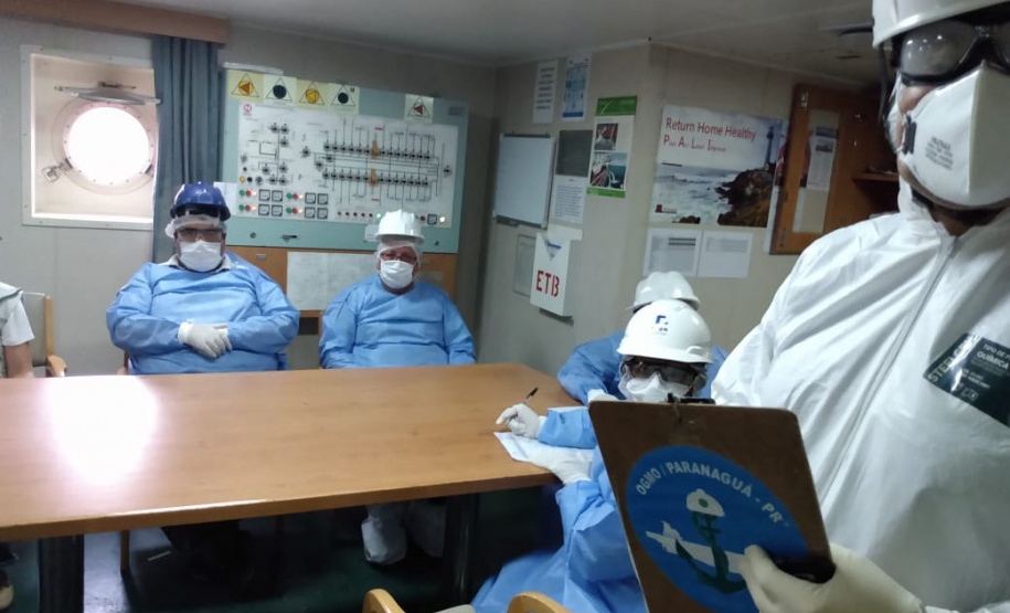 Um exercício simulado reuniu nesta sexta-feira (21) agentes de saúde, trabalhadores e autoridade portuária no combate ao coronavírus no Porto de Paranaguá. A simulação da chegada de um tripulante de navio com sintomas do novo Covid-19 reuniu Portos do Paraná, Agência Nacional de Vigilância Sanitária (Anvisa), Primeira Regional de Saúde, Samu, Hospital Regional do Litoral e o Órgão Gestor de Mão de Obra do Trabalhador Portuário (OGMO). Foto: Portos do Paraná