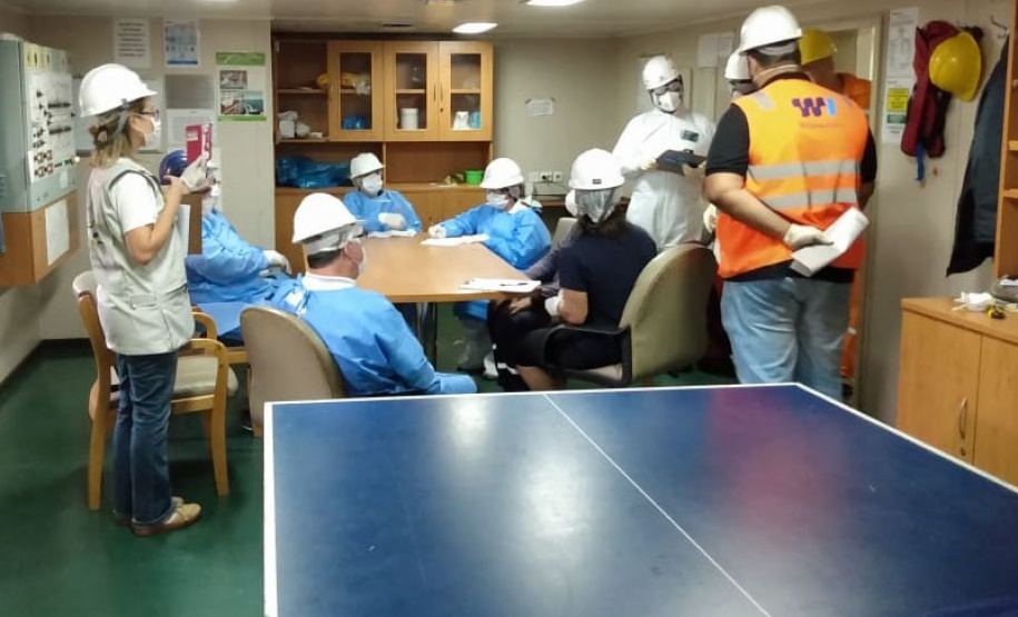 Um exercício simulado reuniu nesta sexta-feira (21) agentes de saúde, trabalhadores e autoridade portuária no combate ao coronavírus no Porto de Paranaguá. A simulação da chegada de um tripulante de navio com sintomas do novo Covid-19 reuniu Portos do Paraná, Agência Nacional de Vigilância Sanitária (Anvisa), Primeira Regional de Saúde, Samu, Hospital Regional do Litoral e o Órgão Gestor de Mão de Obra do Trabalhador Portuário (OGMO). Foto: Portos do Paraná