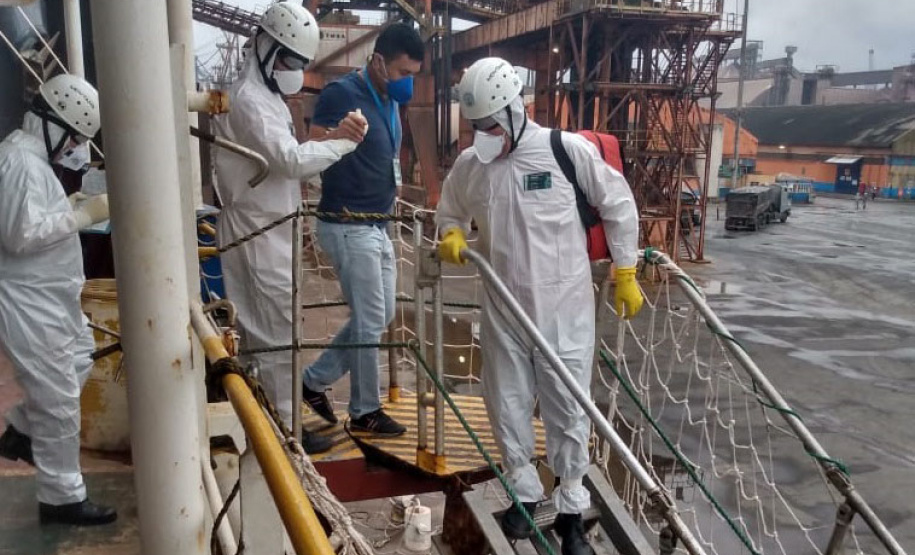 Um exercício simulado reuniu nesta sexta-feira (21) agentes de saúde, trabalhadores e autoridade portuária no combate ao coronavírus no Porto de Paranaguá. A simulação da chegada de um tripulante de navio com sintomas do novo Covid-19 reuniu Portos do Paraná, Agência Nacional de Vigilância Sanitária (Anvisa), Primeira Regional de Saúde, Samu, Hospital Regional do Litoral e o Órgão Gestor de Mão de Obra do Trabalhador Portuário (OGMO). Foto: Portos do Paraná