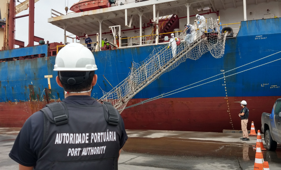Um exercício simulado reuniu nesta sexta-feira (21) agentes de saúde, trabalhadores e autoridade portuária no combate ao coronavírus no Porto de Paranaguá. A simulação da chegada de um tripulante de navio com sintomas do novo Covid-19 reuniu Portos do Paraná, Agência Nacional de Vigilância Sanitária (Anvisa), Primeira Regional de Saúde, Samu, Hospital Regional do Litoral e o Órgão Gestor de Mão de Obra do Trabalhador Portuário (OGMO). Foto: Portos do Paraná