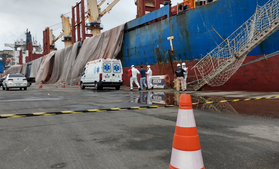 Um exercício simulado reuniu nesta sexta-feira (21) agentes de saúde, trabalhadores e autoridade portuária no combate ao coronavírus no Porto de Paranaguá. A simulação da chegada de um tripulante de navio com sintomas do novo Covid-19 reuniu Portos do Paraná, Agência Nacional de Vigilância Sanitária (Anvisa), Primeira Regional de Saúde, Samu, Hospital Regional do Litoral e o Órgão Gestor de Mão de Obra do Trabalhador Portuário (OGMO). Foto: Portos do Paraná