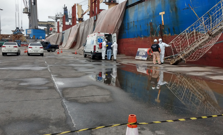 Um exercício simulado reuniu nesta sexta-feira (21) agentes de saúde, trabalhadores e autoridade portuária no combate ao coronavírus no Porto de Paranaguá. A simulação da chegada de um tripulante de navio com sintomas do novo Covid-19 reuniu Portos do Paraná, Agência Nacional de Vigilância Sanitária (Anvisa), Primeira Regional de Saúde, Samu, Hospital Regional do Litoral e o Órgão Gestor de Mão de Obra do Trabalhador Portuário (OGMO). Foto: Portos do Paraná