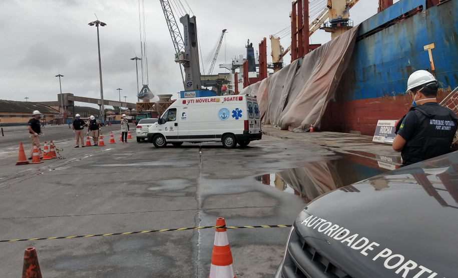 Um exercício simulado reuniu nesta sexta-feira (21) agentes de saúde, trabalhadores e autoridade portuária no combate ao coronavírus no Porto de Paranaguá. A simulação da chegada de um tripulante de navio com sintomas do novo Covid-19 reuniu Portos do Paraná, Agência Nacional de Vigilância Sanitária (Anvisa), Primeira Regional de Saúde, Samu, Hospital Regional do Litoral e o Órgão Gestor de Mão de Obra do Trabalhador Portuário (OGMO). Foto: Portos do Paraná