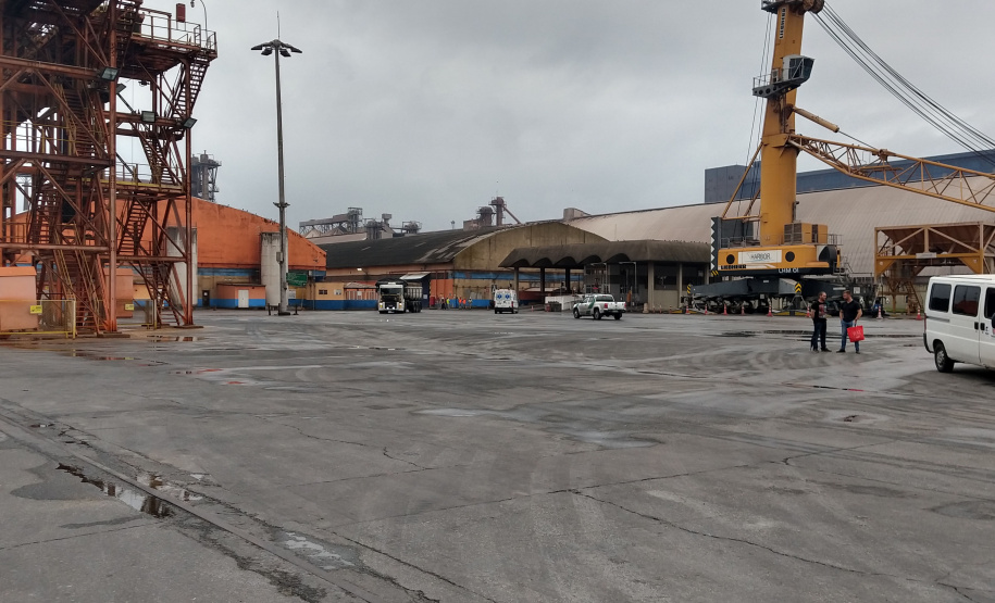 Um exercício simulado reuniu nesta sexta-feira (21) agentes de saúde, trabalhadores e autoridade portuária no combate ao coronavírus no Porto de Paranaguá. A simulação da chegada de um tripulante de navio com sintomas do novo Covid-19 reuniu Portos do Paraná, Agência Nacional de Vigilância Sanitária (Anvisa), Primeira Regional de Saúde, Samu, Hospital Regional do Litoral e o Órgão Gestor de Mão de Obra do Trabalhador Portuário (OGMO). Foto: Portos do Paraná