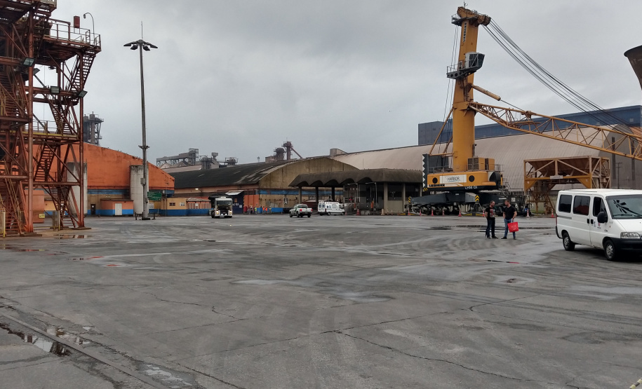 Um exercício simulado reuniu nesta sexta-feira (21) agentes de saúde, trabalhadores e autoridade portuária no combate ao coronavírus no Porto de Paranaguá. A simulação da chegada de um tripulante de navio com sintomas do novo Covid-19 reuniu Portos do Paraná, Agência Nacional de Vigilância Sanitária (Anvisa), Primeira Regional de Saúde, Samu, Hospital Regional do Litoral e o Órgão Gestor de Mão de Obra do Trabalhador Portuário (OGMO). Foto: Portos do Paraná