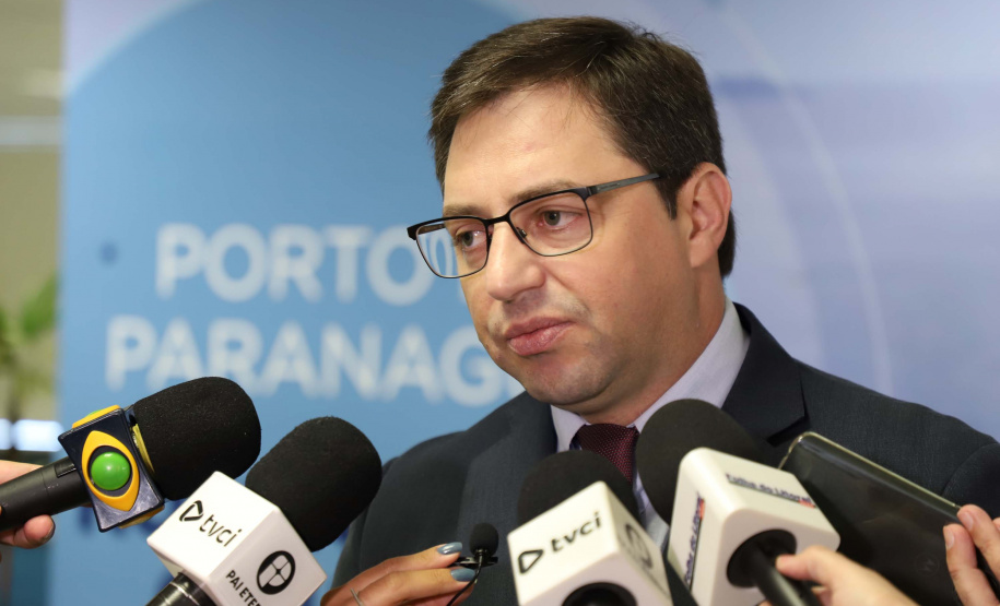 O governador Carlos Massa Ratinho Junior e o ministro de Infraestrutura, Tarcísio Freitas, assinaram nesta quinta-feira (27), às 10 horas, o contrato com a Klabin de arrendamento de área no Porto de Paranaguá, para movimentação de celulose. A assinatura será na sede administrativa do Porto de Paranaguá.