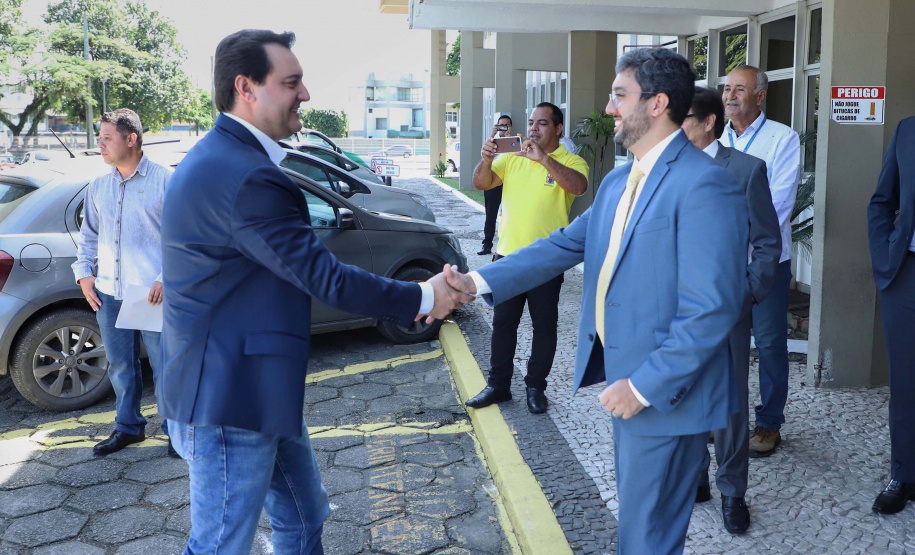 O governador Carlos Massa Ratinho Junior e o ministro de Infraestrutura, Tarcísio Freitas, assinaram nesta quinta-feira (27), às 10 horas, o contrato com a Klabin de arrendamento de área no Porto de Paranaguá, para movimentação de celulose. A assinatura será na sede administrativa do Porto de Paranaguá.