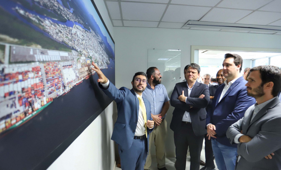 O governador Carlos Massa Ratinho Junior e o ministro de Infraestrutura, Tarcísio Freitas, assinaram nesta quinta-feira (27), às 10 horas, o contrato com a Klabin de arrendamento de área no Porto de Paranaguá, para movimentação de celulose. A assinatura será na sede administrativa do Porto de Paranaguá.