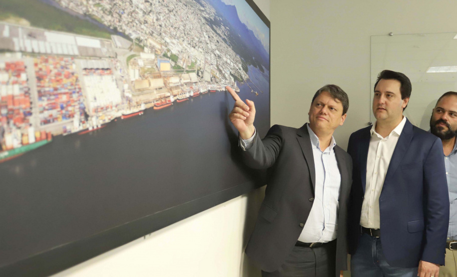 O governador Carlos Massa Ratinho Junior e o ministro de Infraestrutura, Tarcísio Freitas, assinaram nesta quinta-feira (27), às 10 horas, o contrato com a Klabin de arrendamento de área no Porto de Paranaguá, para movimentação de celulose. A assinatura será na sede administrativa do Porto de Paranaguá.