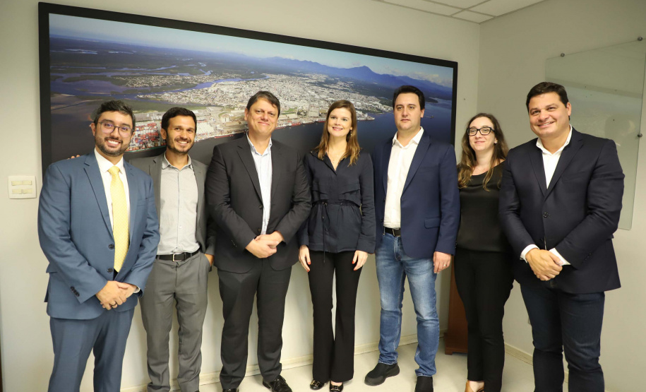 O governador Carlos Massa Ratinho Junior e o ministro de Infraestrutura, Tarcísio Freitas, assinaram nesta quinta-feira (27), às 10 horas, o contrato com a Klabin de arrendamento de área no Porto de Paranaguá, para movimentação de celulose. A assinatura será na sede administrativa do Porto de Paranaguá.