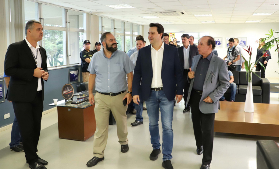 O governador Carlos Massa Ratinho Junior e o ministro de Infraestrutura, Tarcísio Freitas, assinaram nesta quinta-feira (27), às 10 horas, o contrato com a Klabin de arrendamento de área no Porto de Paranaguá, para movimentação de celulose. A assinatura será na sede administrativa do Porto de Paranaguá.