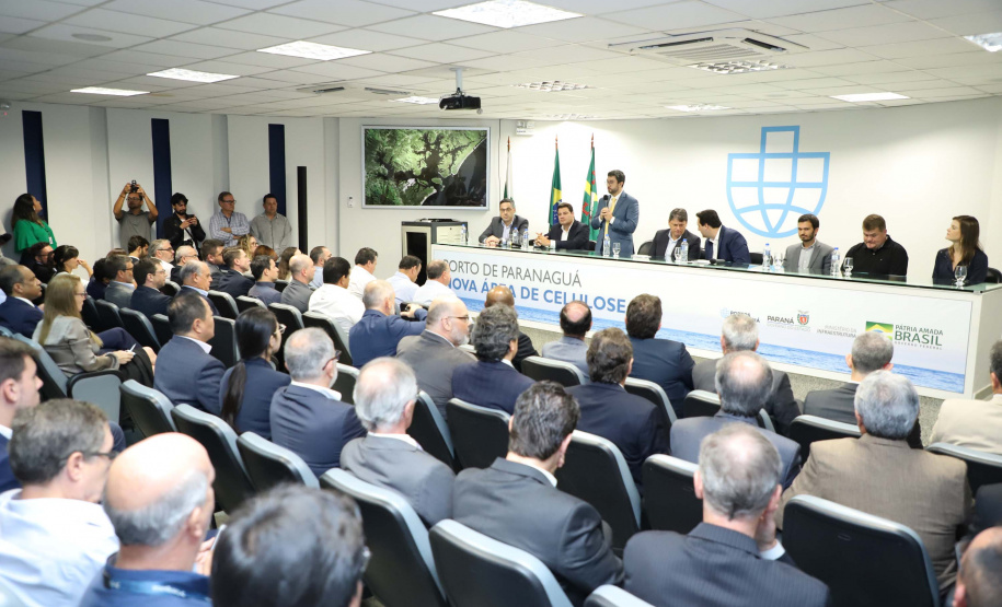 O governador Carlos Massa Ratinho Junior e o ministro de Infraestrutura, Tarcísio Freitas, assinaram nesta quinta-feira (27), às 10 horas, o contrato com a Klabin de arrendamento de área no Porto de Paranaguá, para movimentação de celulose. A assinatura será na sede administrativa do Porto de Paranaguá.
