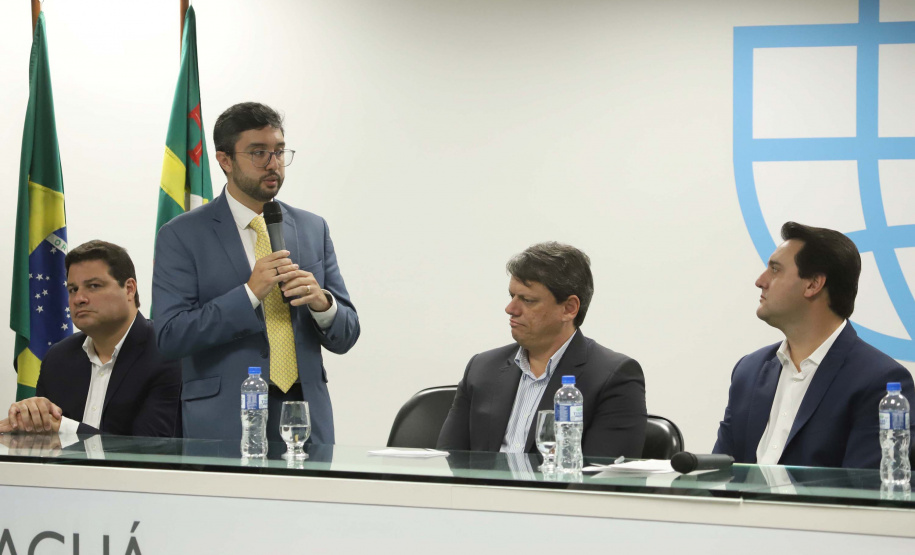 O governador Carlos Massa Ratinho Junior e o ministro de Infraestrutura, Tarcísio Freitas, assinaram nesta quinta-feira (27), às 10 horas, o contrato com a Klabin de arrendamento de área no Porto de Paranaguá, para movimentação de celulose. A assinatura será na sede administrativa do Porto de Paranaguá.