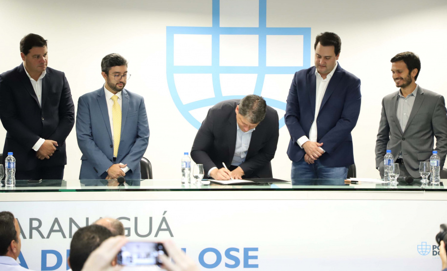O governador Carlos Massa Ratinho Junior e o ministro de Infraestrutura, Tarcísio Freitas, assinaram nesta quinta-feira (27), às 10 horas, o contrato com a Klabin de arrendamento de área no Porto de Paranaguá, para movimentação de celulose. A assinatura será na sede administrativa do Porto de Paranaguá.