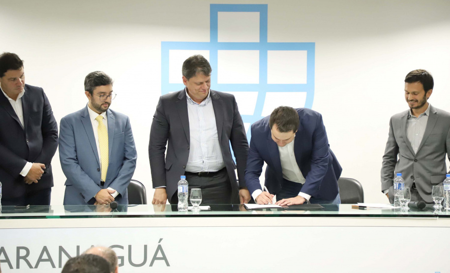 O governador Carlos Massa Ratinho Junior e o ministro de Infraestrutura, Tarcísio Freitas, assinaram nesta quinta-feira (27), às 10 horas, o contrato com a Klabin de arrendamento de área no Porto de Paranaguá, para movimentação de celulose. A assinatura será na sede administrativa do Porto de Paranaguá.