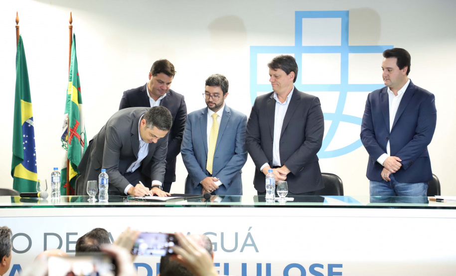 O governador Carlos Massa Ratinho Junior e o ministro de Infraestrutura, Tarcísio Freitas, assinaram nesta quinta-feira (27), às 10 horas, o contrato com a Klabin de arrendamento de área no Porto de Paranaguá, para movimentação de celulose. A assinatura será na sede administrativa do Porto de Paranaguá.